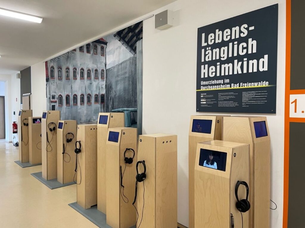 Ausstellungspräsentation „Lebenslänglich Heimkind“